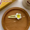 Süße weiß-gelbe Blumen-Haarklammer mit Maßen 6cm x 3cm auf einem Holztablett - Frangipani BB-Spange
