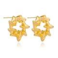 Elegantes pendientes de aro dorados en espiral con acabado metálico sobre fondo blanco - Estilo en Forma de C Torsonada en Espiral (C012)