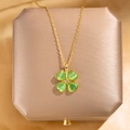 Collana a quadrifoglio dorata con opali verdi su una scatola di gioielli premium - Quadrifoglio Opale Verde Oro