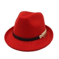 Détail du chapeau fedora en laine rouge avec bande en cuir et boucle dorée - Rouge