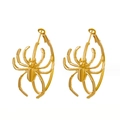 Detaillierte Nahaufnahme goldener Spinne-Anhänger an Creolen für Halloween Gothic-Stil - Gold