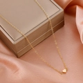 Elegante goldene Herzanhänger Halskette auf Pfirsichseide und beiger Schmuckbox - Gold 9193