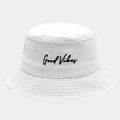 Detail eines weißen Fischerhutes aus Baumwolle mit schwarzem Good Vibes Stickerei - M (56-58cm) / Weiß