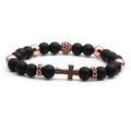 Dettaglio del bracciale con perline, ciondolo a croce in oro rosa e pietre zirconi - Oro rosa opaco