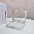 Beige Schmuckschatulle aus Samt mit Glasdeckel und sieben Fächern für Ringe und Ohrringe - Ringschlitze / Gebrochenes Weiß