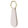 Magnetischer Hutclip aus rosa geflochtenem Leder mit goldenem Sechskant-Karabiner - Wassertropfen-Stil / Weiß