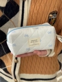 Dettaglio del beauty case trapuntato con fiocchi blu e etichetta tessuta a mano - Mini Borsa di Stoccaggio Ottagonale