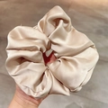 Elegante oversized beige zijden scrunchie met een zachte glanzende textuur voor kapsels - 3# Grote Haarelastiek Champagnekleur