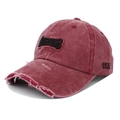 Détail de la visière usée et broderie 3D sur casquette de baseball vintage bordeaux - Réglable / Bordeaux