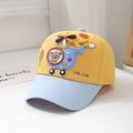 Dettaglio del cappellino bimbo con elicottero 3D e contrasto di colori giallo e blu - Corona Gialla Tesa Blu Chiaro / Giallo