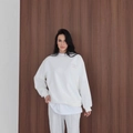 Sweat blanc col rond ample pour femme avec broderie vintage violette discrète - S / Blanc