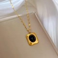 Detailaufnahme des Vintage-Goldanhängers mit facettiertem schwarzem Stein auf Seide - Quadratischer schwarzer Edelsteinstil / Gold mit schwarzem Edelstein (M328)