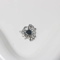 Dettaglio macro di ciondolo a cuore ragnatela d'argento con pietra nera e piccoli strass - Nero