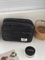 Borsa trapuntata nera con etichetta Soda Blue, design imbottito per cosmetici da viaggio - Nero