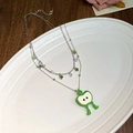 Vue détaillée du collier double rang en argent avec pendentif pomme verte sur assiette - Collier Double Couche Pomme de Dessin Animé Verte Strass / Vert/Argent
