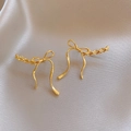 Boucles d'oreilles nœud dorées avec finition polie et détails de chaîne torsadée élégants - Ruban Intelligent Noeud Doré (Crochet d'Oreille)