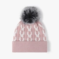 Berretto in maglia rosa e bianco con motivo geometrico e pompon in finta pelliccia - Taglia unica / Rosa (24B025)