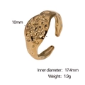 Detalle de 10mm de ancho y 17,4mm de diámetro interno de un anillo dorado con textura martillada - Dorado