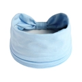 Dettaglio della fascia per capelli azzurra da yoga con fiocco elastico sul retro - Blu lago