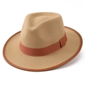 Klassischer Fedora-Filzhut in Kamel mit braunem Band und breiter Krempe auf weißem Grund - M / Camel