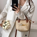 Strohtasche mit braunen Lederriemen und Tiger-Stickerei, von einem Model getragen - Braun
