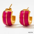 Orecchini a C dorati con smalto magenta e finitura in metallo spazzolato - Rosso (KDE790)