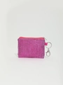 Vista detallada del monedero de strass fucsia con cremallera y llavero de metal plateado - Rosa Rojo