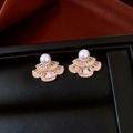 Detalle de pendientes dorados en forma de abanico con perlas blancas y zirconitas - Dorado