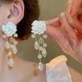 Boucles d'oreilles élégantes à fleurs blanches et longues chaînes de perles pendantes - Gland de fleur 3D blanc doré (71#)
