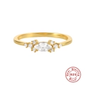 Détail macro d'une bague en argent 925 avec pierre taille marquise et placage d'or luxueux - US 6 / Grappe Marquise