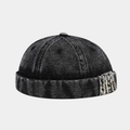 Dettaglio del cappello miki in denim lavato con ricami a frange e stile vintage retrò - Nero