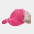 Detalle de gorra de algodón rosa desgastado con malla transpirable de color caqui - Ajustable / Rosa rojo