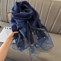 Primer plano de bufanda de seda azul marino con perlas y bordes metálicos tejidos - Azul marino