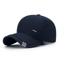 Dunkelblaue Baseballkappe für Herren mit silberner Metallplakette und Sport-Modeschild - Marineblau