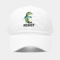 Détail de la broderie grenouille et texte Resist sur une casquette en coton blanc - Réglable / Blanc