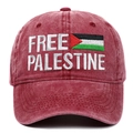 Dettaglio del ricamo Free Palestine e della bandiera su un cappello di cotone bordeaux - Borgogna