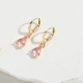 Détail de créoles dorées avec d'élégants pendentifs en zircone rose en forme de goutte - Rose(ES2722-1)
