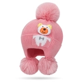 Roze gebreide babymuts met drie pluche pompons en schattige cartoon beer patch - Roze