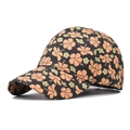 Detalle de gorra de algodón negro con estampado de flores naranjas y amarillas - Floral Amarillo
