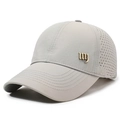 Atmungsaktive hellgraue schnelltrocknende Baseballkappe mit Laser-Löchern und goldene ny Logo - Verstellbar / Hellgrau