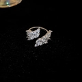 Silberner Ring mit Zirkonia-Flügeln, verstellbares Design auf schwarzem Samt - Silberner Zirkonia-Blatt (48#)
