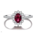 S925 zilveren ring met ovale robijnrode zirkoon en halo van witte diamanten op zilveren zetting - US 8 / Zilver Rood Korund