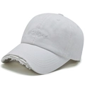Casquette de baseball en coton blanc usé avec broderie Monday et bords effilochés - Broderie 'MONDAY' / Blanc