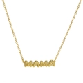 Dettaglio del ciondolo con lettera MAMA placcato in oro 18 carati su catena sottile - Stile MAMA (FN231004)