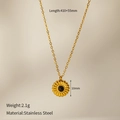 Vue détaillée du collier pendentif tournesol en acier doré avec paramètres de taille - Œil de Tigre Rond
