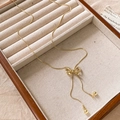 Elegante collana placcata in oro 18 carati con ciondolo a fiocco e dettagli a nappa - Collana a strappo con ciondolo a piccola sfera con fiocco dorata - circonferenza circa 73 cm