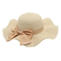 Détail d'un chapeau de soleil beige avec bord ondulé et nœud orné de perles - Taille unique / Beige