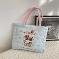 Detail der gesteppten Baumwolltasche mit süßer Hundestickerei und rosa Tragegriffen - Hellblau-Skateboard-Hund