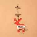 Roter Rentier-Weihnachtsanhänger aus Holz mit Snow-Aufdruck und kleiner Glocke - Weihnachts-Rentier-Anhänger