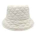 Primer plano detallado del gorro de pescador acolchado crema con costuras de diamante - M (56-58cm) / Beige